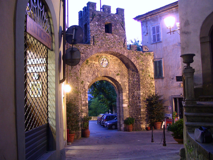Barga, borgo dog della Toscana